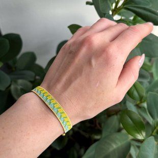 Patriotic flower bracelet with gold
