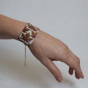Marple leaf bracelet on beige