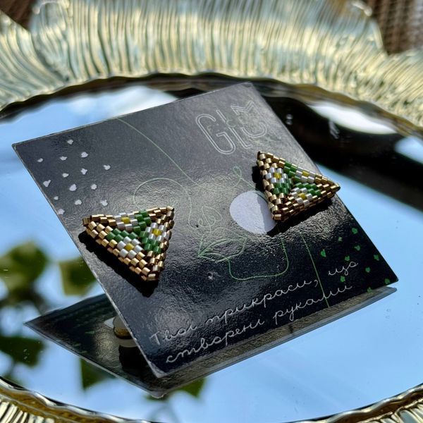 Daisies corner stud earrings with 24K gold plated Microbeads