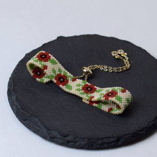 copy_Poppy bracelet on beige, thin