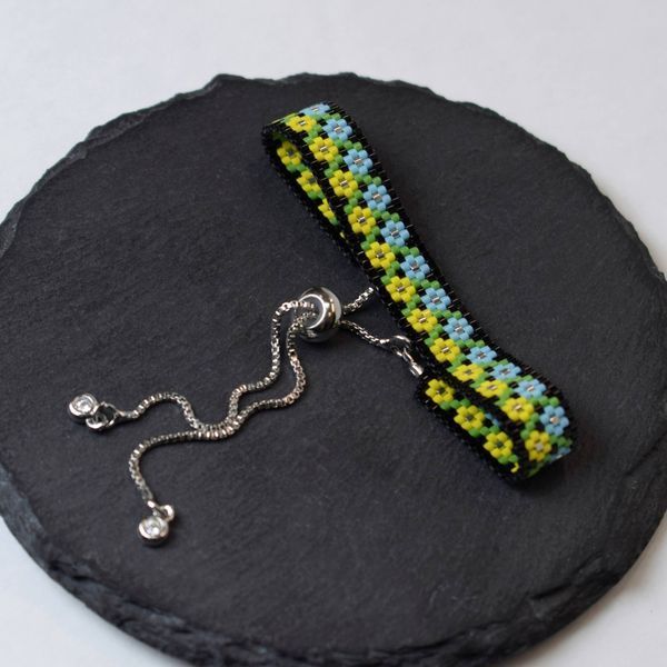 Bracelet with patriotic flowers on black