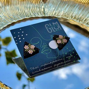 Сережки-кутики чорні з рожевими квітами EA-03-0030 фото